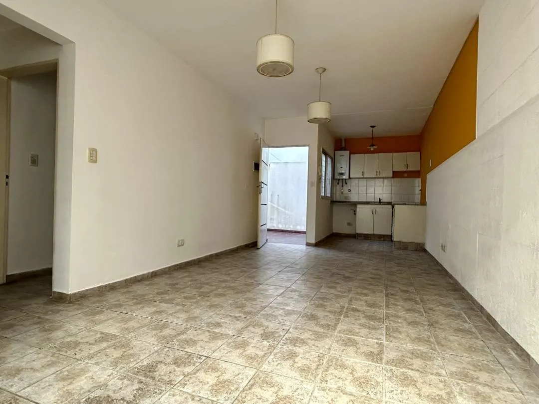 POLA al 2900, VILLA LUGANO. PH de 2 ambientes con DOS PATIOS.  Bajas Expensas. Excelente estado!