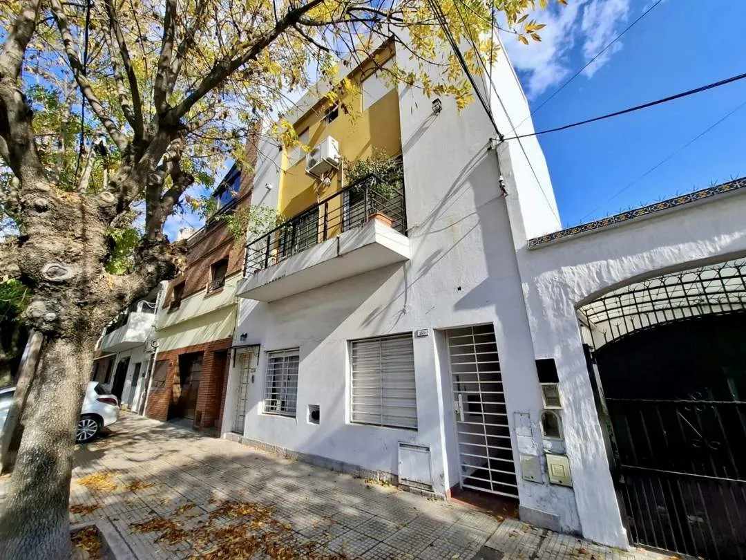 POLA al 2900, VILLA LUGANO. PH de 2 ambientes con DOS PATIOS.  Bajas Expensas. Excelente estado!