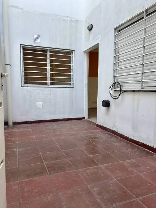 POLA al 2900, VILLA LUGANO. PH de 2 ambientes con DOS PATIOS.  Bajas Expensas. Excelente estado!