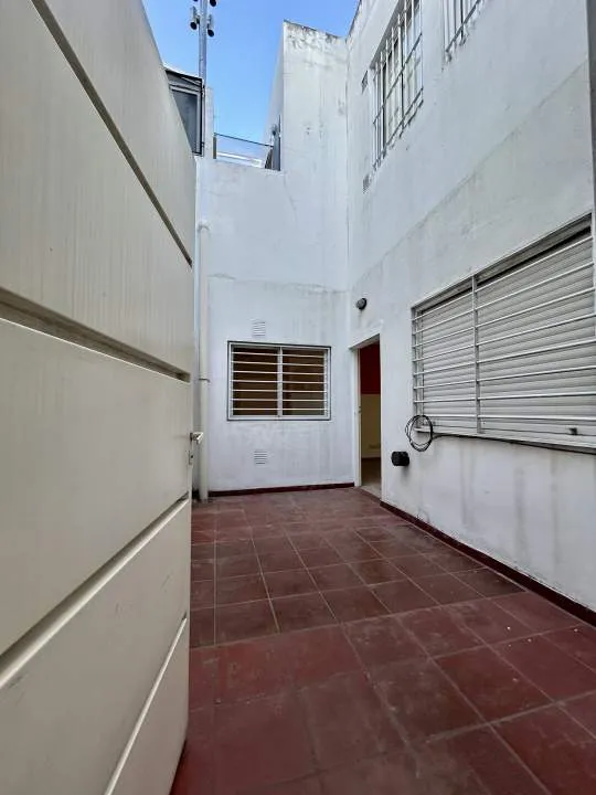 POLA al 2900, VILLA LUGANO. PH de 2 ambientes con DOS PATIOS.  Bajas Expensas. Excelente estado!