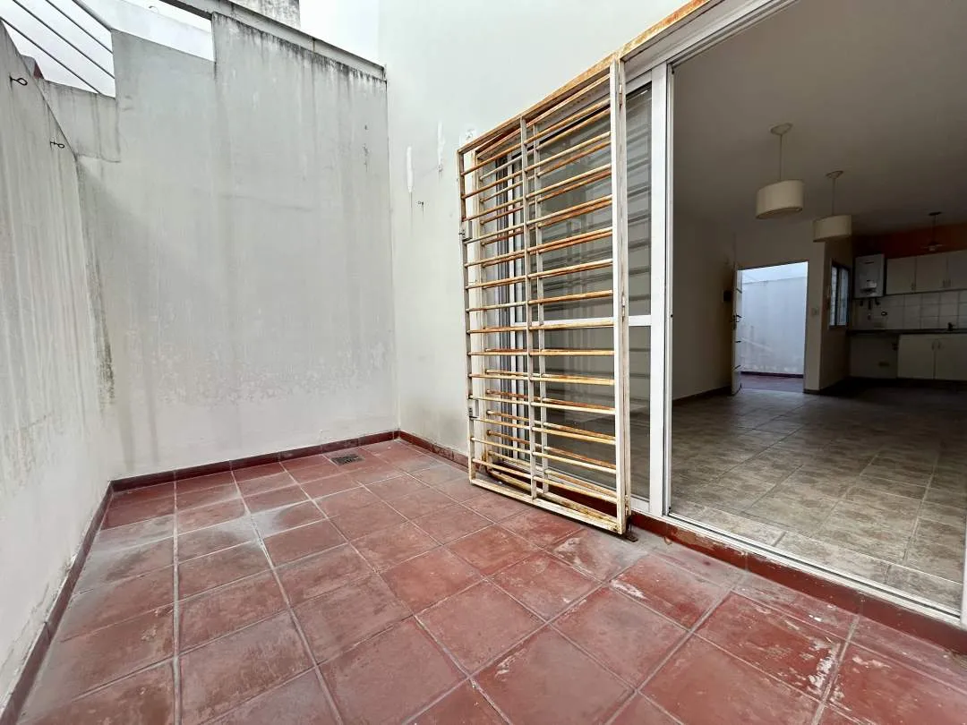 POLA al 2900, VILLA LUGANO. PH de 2 ambientes con DOS PATIOS.  Bajas Expensas. Excelente estado!