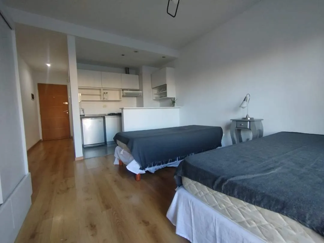 ALMAGRO. Av. CORRIENTES al 3100. Gran Ambiente en Edificio con Full Amenities