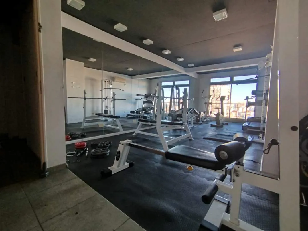 ALMAGRO. Av. CORRIENTES al 3100. Gran Ambiente en Edificio con Full Amenities