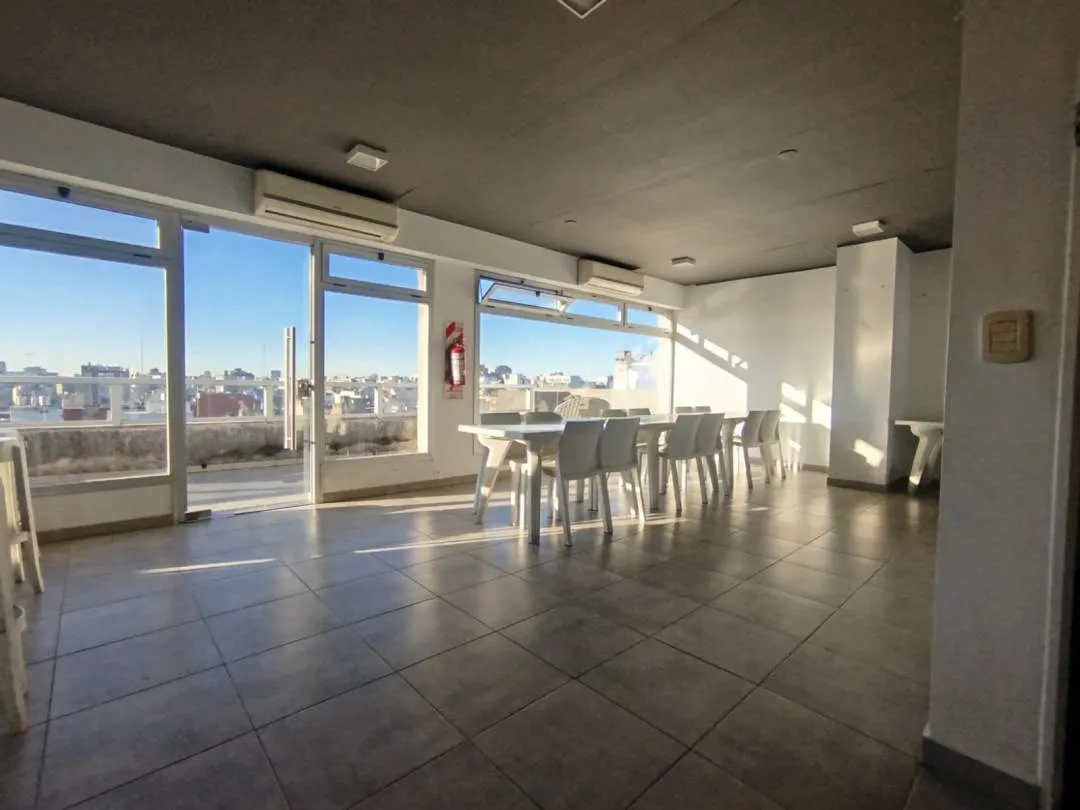 ALMAGRO. Av. CORRIENTES al 3100. Gran Ambiente en Edificio con Full Amenities