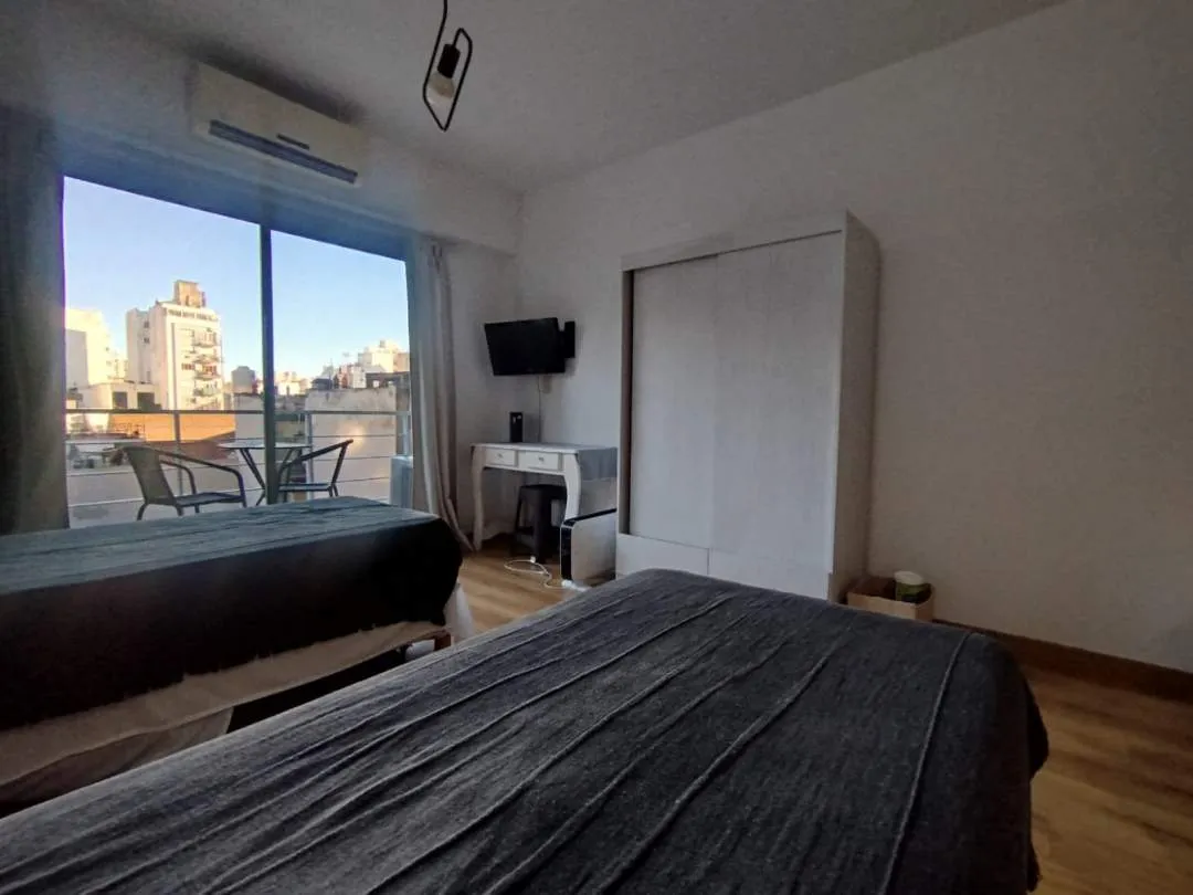 ALMAGRO. Av. CORRIENTES al 3100. Gran Ambiente en Edificio con Full Amenities