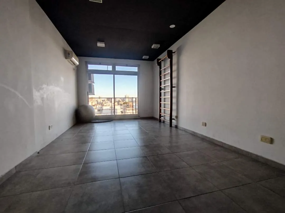ALMAGRO. Av. CORRIENTES al 3100. Gran Ambiente en Edificio con Full Amenities