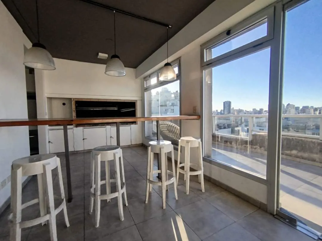 ALMAGRO. Av. CORRIENTES al 3100. Gran Ambiente en Edificio con Full Amenities