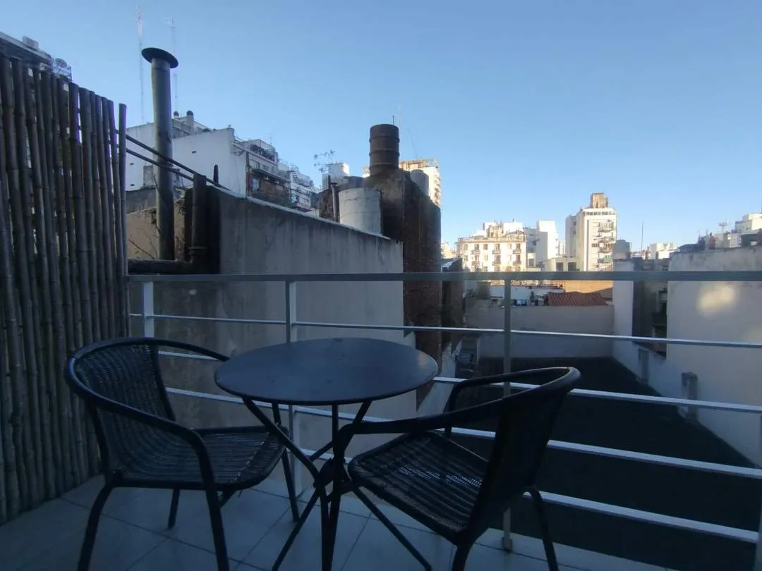 ALMAGRO. Av. CORRIENTES al 3100. Gran Ambiente en Edificio con Full Amenities