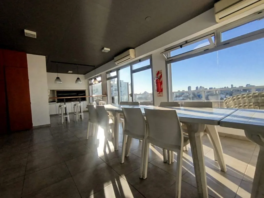 ALMAGRO. Av. CORRIENTES al 3100. Gran Ambiente en Edificio con Full Amenities