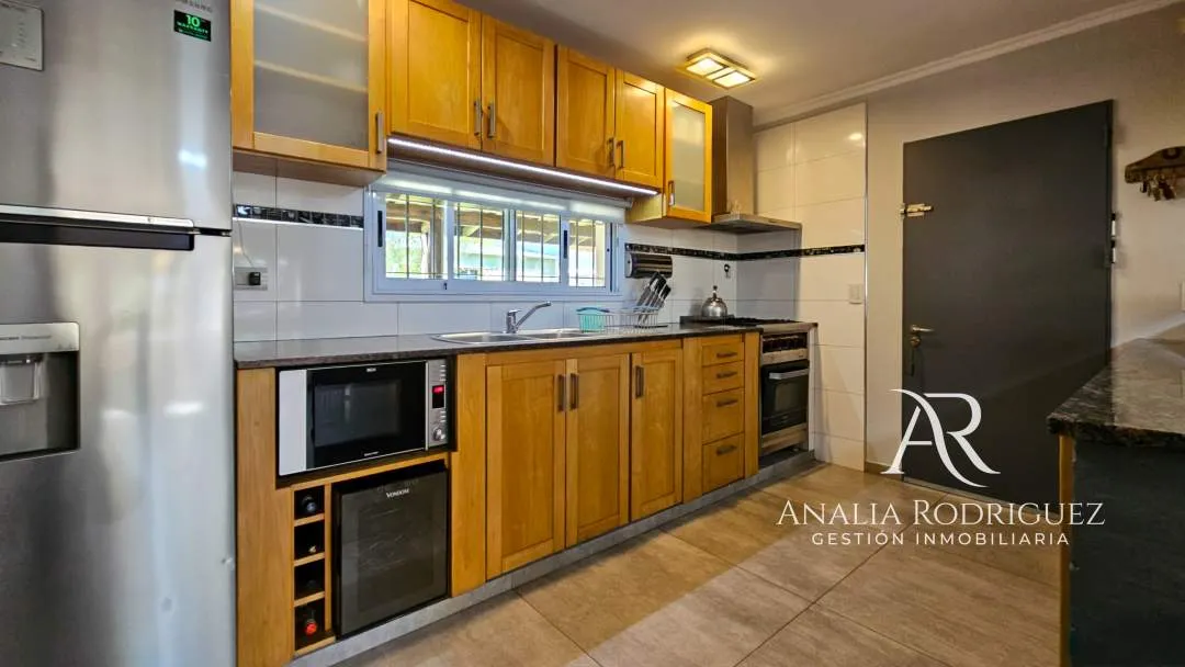 VENTA - CASA DE 4 AMBIENTES SOBRE LOTE DE 573 m² - PILETA, DEPENDENCIA, GRAN PARQUE Y COCHERAS – BELEN DE ESCOBAR