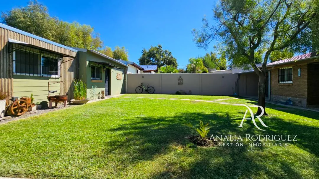 VENTA - CASA DE 4 AMBIENTES SOBRE LOTE DE 573 m² - PILETA, DEPENDENCIA, GRAN PARQUE Y COCHERAS – BELEN DE ESCOBAR