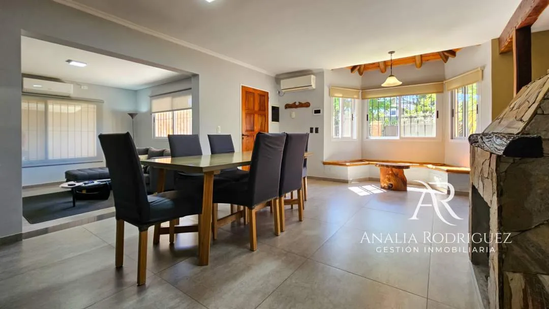 VENTA - CASA DE 4 AMBIENTES SOBRE LOTE DE 573 m² - PILETA, DEPENDENCIA, GRAN PARQUE Y COCHERAS – BELEN DE ESCOBAR