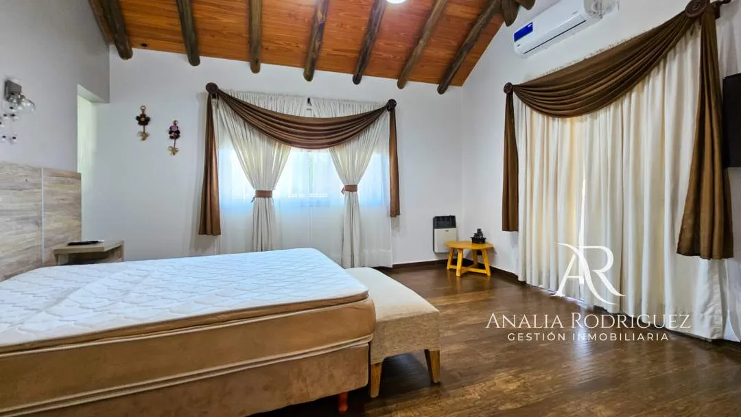 VENTA - CASA DE 4 AMBIENTES SOBRE LOTE DE 573 m² - PILETA, DEPENDENCIA, GRAN PARQUE Y COCHERAS – BELEN DE ESCOBAR