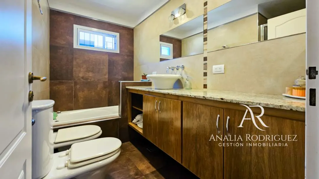 VENTA - CASA DE 4 AMBIENTES SOBRE LOTE DE 573 m² - PILETA, DEPENDENCIA, GRAN PARQUE Y COCHERAS – BELEN DE ESCOBAR
