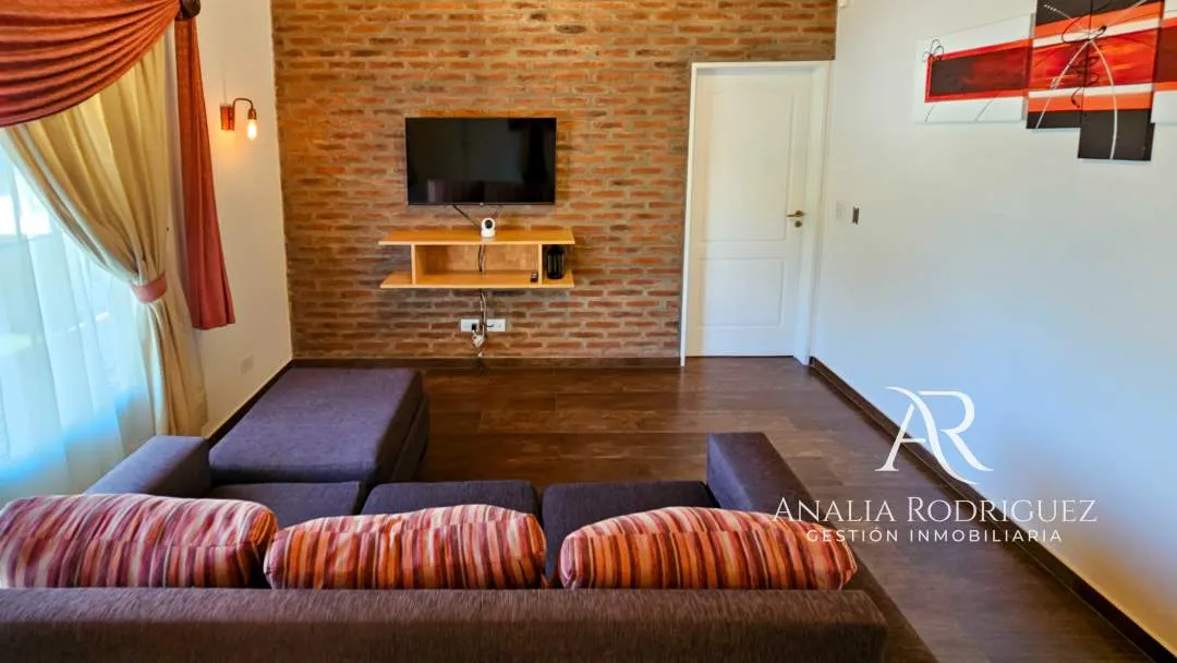 VENTA - CASA DE 4 AMBIENTES SOBRE LOTE DE 573 m² - PILETA, DEPENDENCIA, GRAN PARQUE Y COCHERAS – BELEN DE ESCOBAR