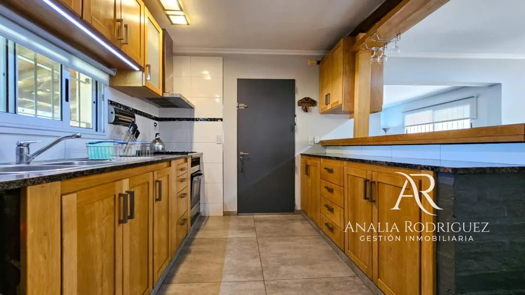 VENTA - CASA DE 4 AMBIENTES SOBRE LOTE DE 573 m² - PILETA, DEPENDENCIA, GRAN PARQUE Y COCHERAS – BELEN DE ESCOBAR