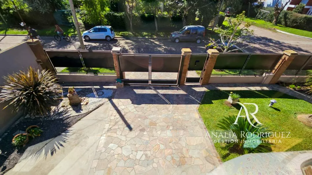 VENTA - CASA DE 4 AMBIENTES SOBRE LOTE DE 573 m² - PILETA, DEPENDENCIA, GRAN PARQUE Y COCHERAS – BELEN DE ESCOBAR