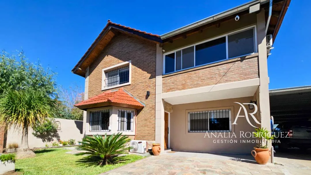 VENTA - CASA DE 4 AMBIENTES SOBRE LOTE DE 573 m² - PILETA, DEPENDENCIA, GRAN PARQUE Y COCHERAS – BELEN DE ESCOBAR
