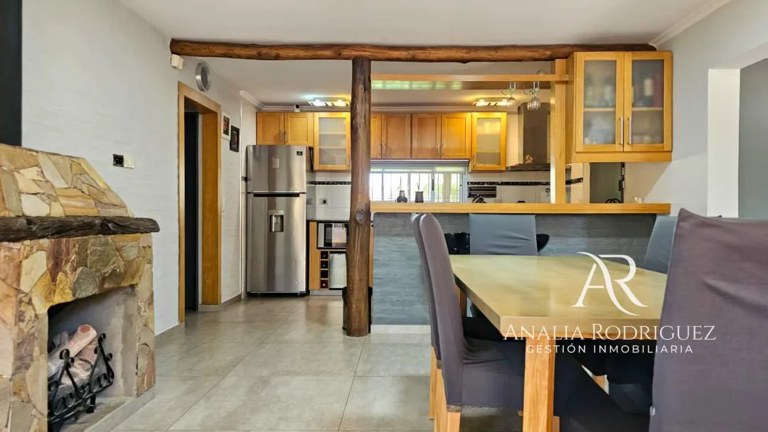 VENTA - CASA DE 4 AMBIENTES SOBRE LOTE DE 573 m² - PILETA, DEPENDENCIA, GRAN PARQUE Y COCHERAS – BELEN DE ESCOBAR