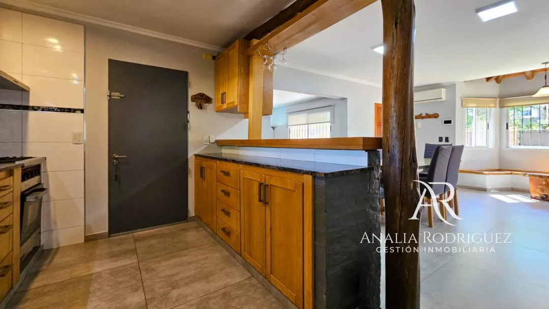 VENTA - CASA DE 4 AMBIENTES SOBRE LOTE DE 573 m² - PILETA, DEPENDENCIA, GRAN PARQUE Y COCHERAS – BELEN DE ESCOBAR