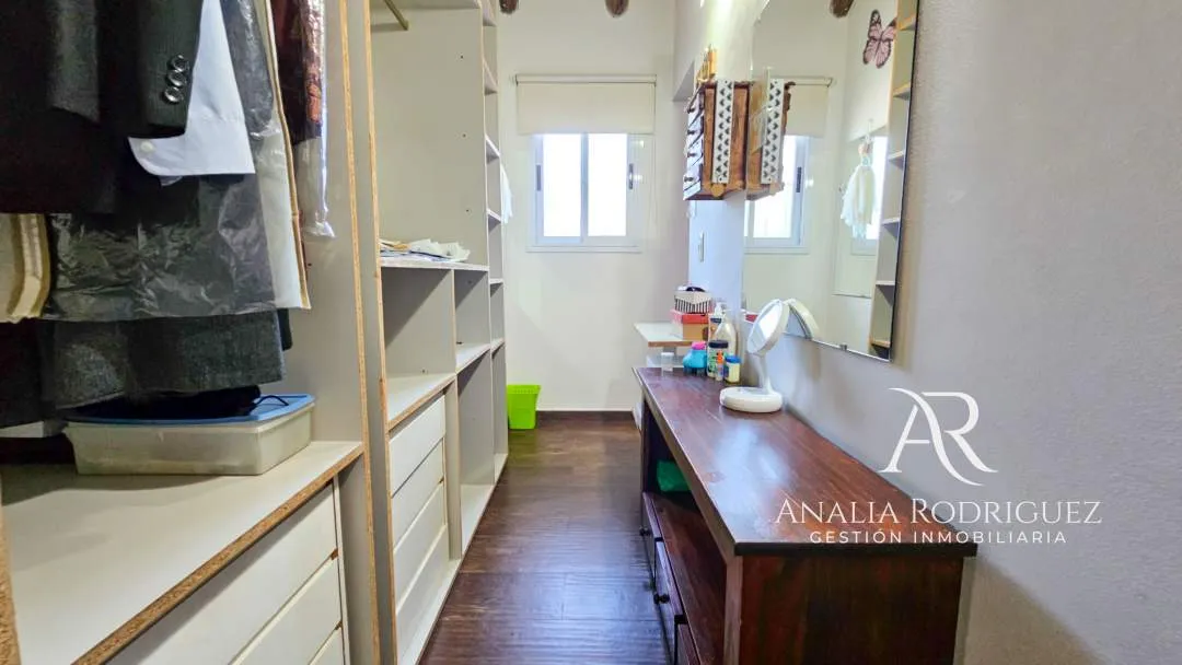 VENTA - CASA DE 4 AMBIENTES SOBRE LOTE DE 573 m² - PILETA, DEPENDENCIA, GRAN PARQUE Y COCHERAS – BELEN DE ESCOBAR