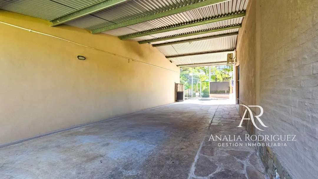 VENTA - CASA DE 4 AMBIENTES SOBRE LOTE DE 573 m² - PILETA, DEPENDENCIA, GRAN PARQUE Y COCHERAS – BELEN DE ESCOBAR
