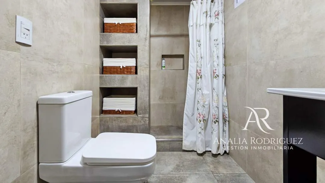 VENTA - CASA DE 4 AMBIENTES SOBRE LOTE DE 573 m² - PILETA, DEPENDENCIA, GRAN PARQUE Y COCHERAS – BELEN DE ESCOBAR