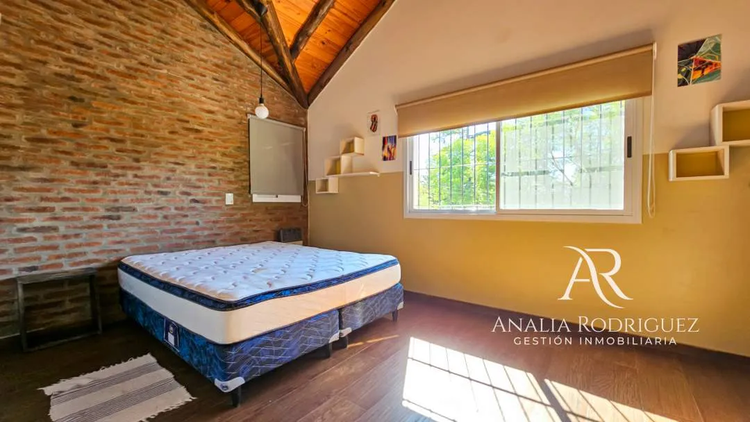 VENTA - CASA DE 4 AMBIENTES SOBRE LOTE DE 573 m² - PILETA, DEPENDENCIA, GRAN PARQUE Y COCHERAS – BELEN DE ESCOBAR