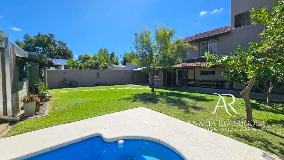 VENTA - CASA DE 4 AMBIENTES SOBRE LOTE DE 573 m² - PILETA, DEPENDENCIA, GRAN PARQUE Y COCHERAS – BELEN DE ESCOBAR