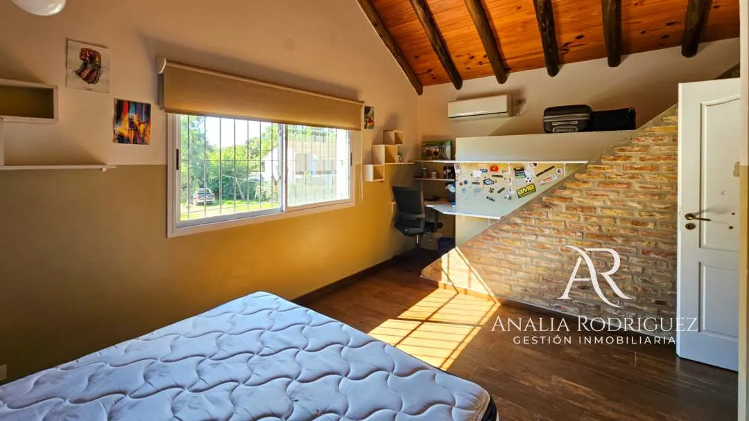 VENTA - CASA DE 4 AMBIENTES SOBRE LOTE DE 573 m² - PILETA, DEPENDENCIA, GRAN PARQUE Y COCHERAS – BELEN DE ESCOBAR