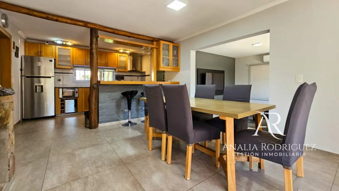 VENTA - CASA DE 4 AMBIENTES SOBRE LOTE DE 573 m² - PILETA, DEPENDENCIA, GRAN PARQUE Y COCHERAS – BELEN DE ESCOBAR