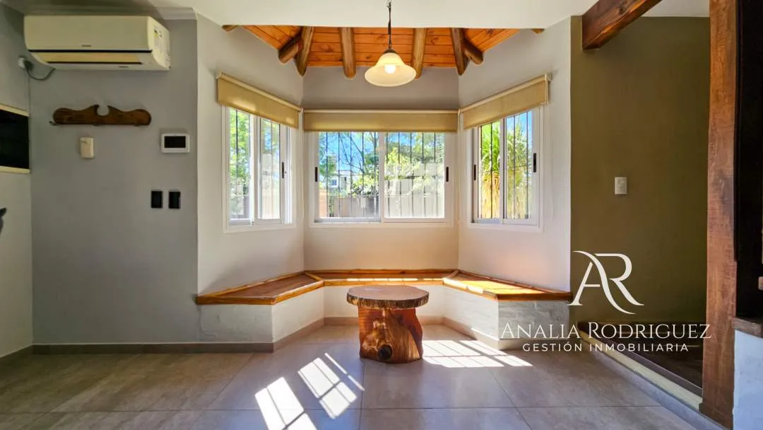 VENTA - CASA DE 4 AMBIENTES SOBRE LOTE DE 573 m² - PILETA, DEPENDENCIA, GRAN PARQUE Y COCHERAS – BELEN DE ESCOBAR