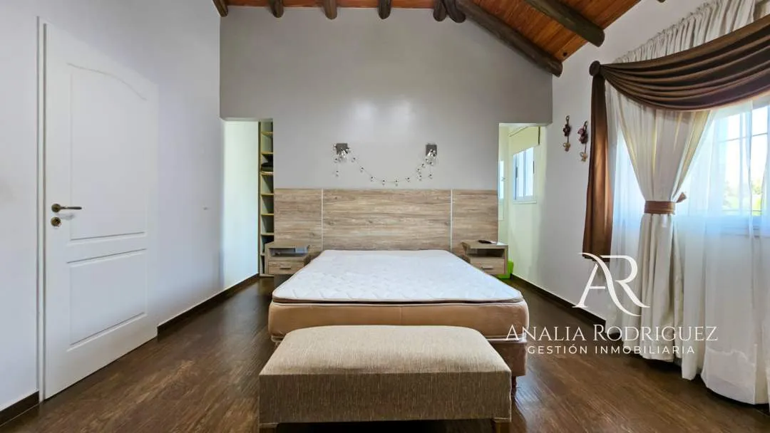 VENTA - CASA DE 4 AMBIENTES SOBRE LOTE DE 573 m² - PILETA, DEPENDENCIA, GRAN PARQUE Y COCHERAS – BELEN DE ESCOBAR