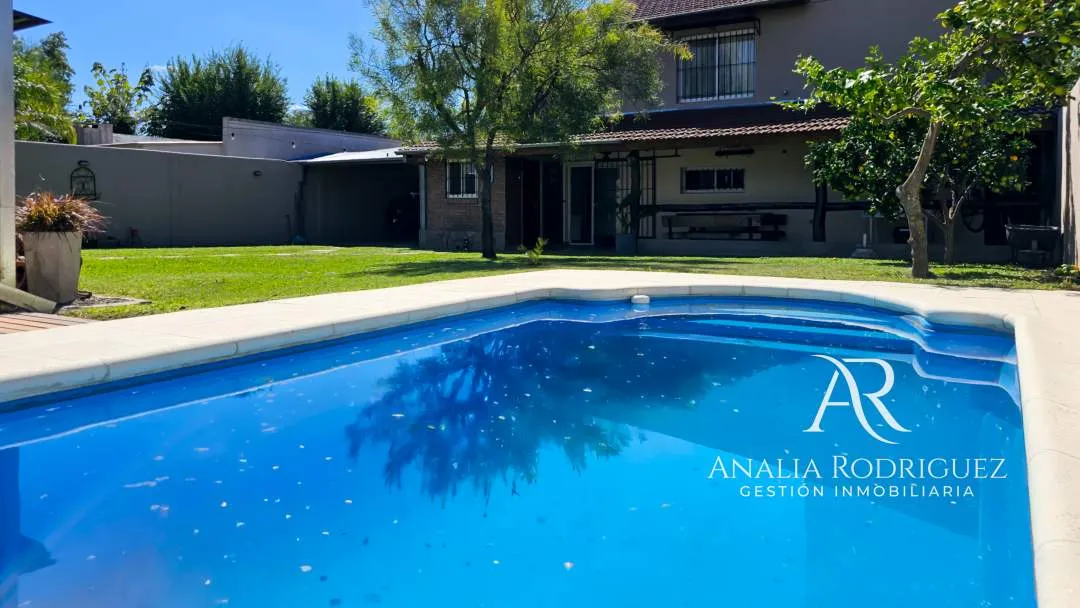 VENTA - CASA DE 4 AMBIENTES SOBRE LOTE DE 573 m² - PILETA, DEPENDENCIA, GRAN PARQUE Y COCHERAS – BELEN DE ESCOBAR