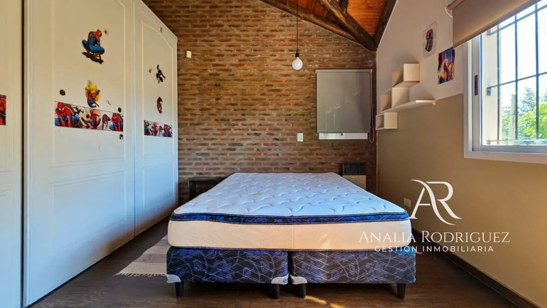 VENTA - CASA DE 4 AMBIENTES SOBRE LOTE DE 573 m² - PILETA, DEPENDENCIA, GRAN PARQUE Y COCHERAS – BELEN DE ESCOBAR