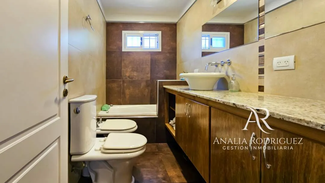 VENTA - CASA DE 4 AMBIENTES SOBRE LOTE DE 573 m² - PILETA, DEPENDENCIA, GRAN PARQUE Y COCHERAS – BELEN DE ESCOBAR