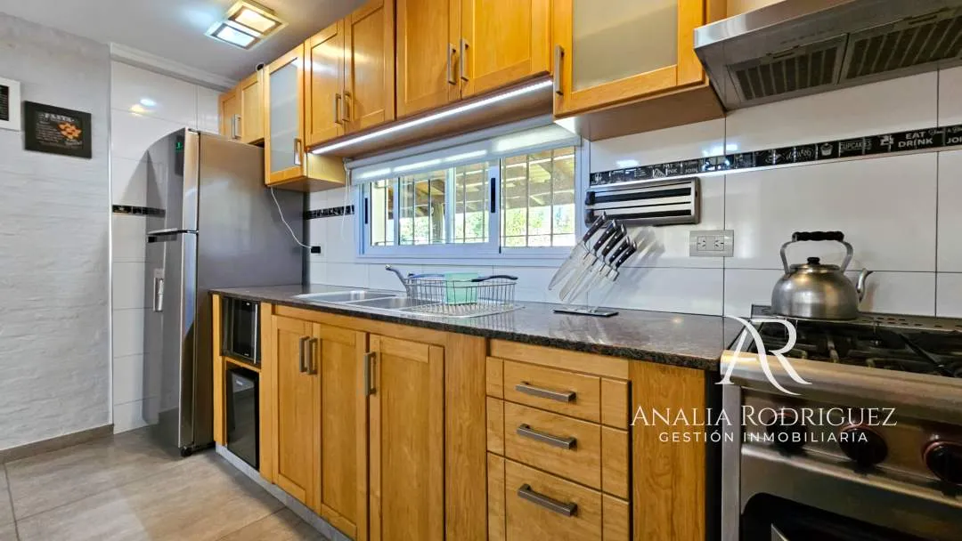 VENTA - CASA DE 4 AMBIENTES SOBRE LOTE DE 573 m² - PILETA, DEPENDENCIA, GRAN PARQUE Y COCHERAS – BELEN DE ESCOBAR