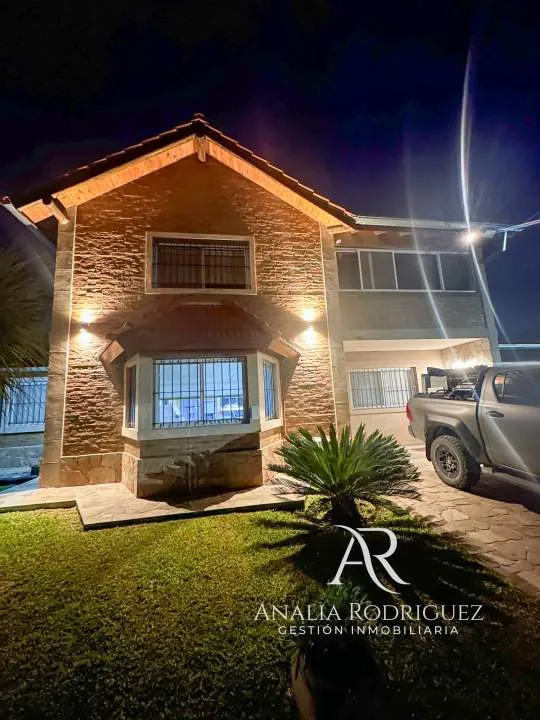 VENTA - CASA DE 4 AMBIENTES SOBRE LOTE DE 573 m² - PILETA, DEPENDENCIA, GRAN PARQUE Y COCHERAS – BELEN DE ESCOBAR