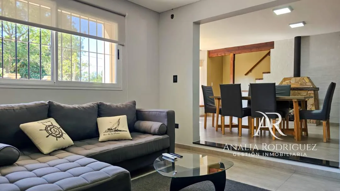 VENTA - CASA DE 4 AMBIENTES SOBRE LOTE DE 573 m² - PILETA, DEPENDENCIA, GRAN PARQUE Y COCHERAS – BELEN DE ESCOBAR