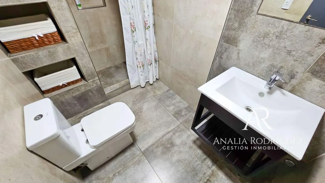 VENTA - CASA DE 4 AMBIENTES SOBRE LOTE DE 573 m² - PILETA, DEPENDENCIA, GRAN PARQUE Y COCHERAS – BELEN DE ESCOBAR