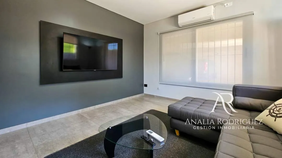 VENTA - CASA DE 4 AMBIENTES SOBRE LOTE DE 573 m² - PILETA, DEPENDENCIA, GRAN PARQUE Y COCHERAS – BELEN DE ESCOBAR