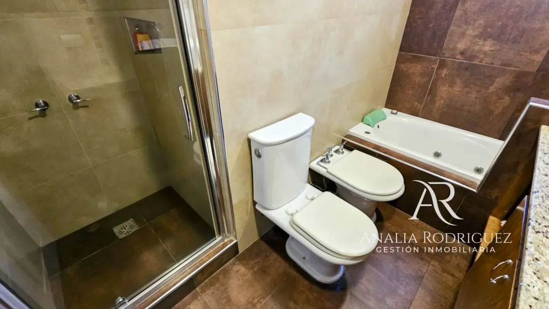 VENTA - CASA DE 4 AMBIENTES SOBRE LOTE DE 573 m² - PILETA, DEPENDENCIA, GRAN PARQUE Y COCHERAS – BELEN DE ESCOBAR