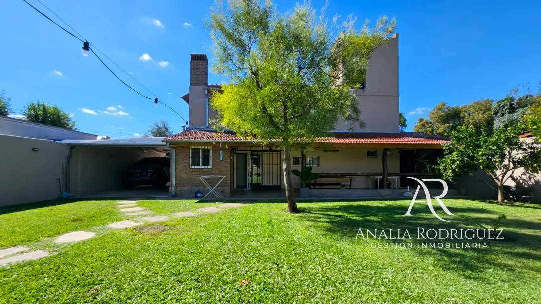 VENTA - CASA DE 4 AMBIENTES SOBRE LOTE DE 573 m² - PILETA, DEPENDENCIA, GRAN PARQUE Y COCHERAS – BELEN DE ESCOBAR