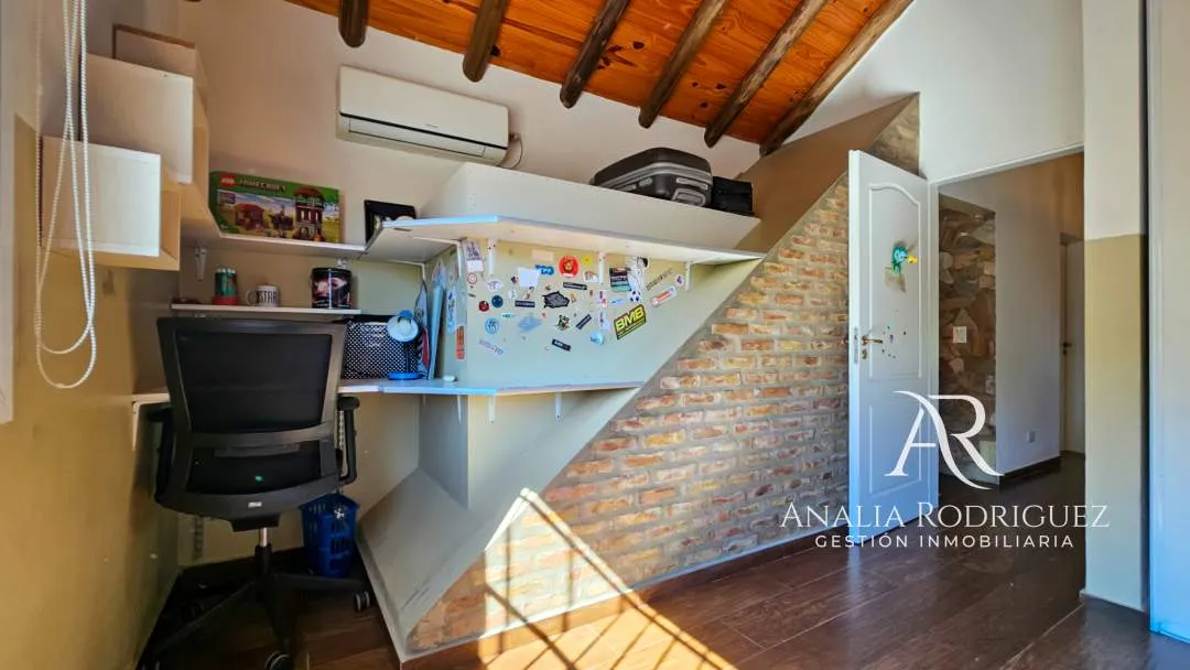 VENTA - CASA DE 4 AMBIENTES SOBRE LOTE DE 573 m² - PILETA, DEPENDENCIA, GRAN PARQUE Y COCHERAS – BELEN DE ESCOBAR