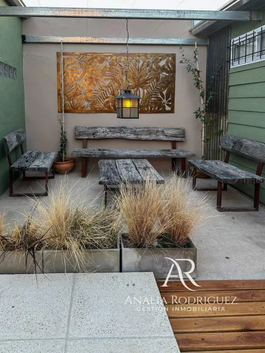 VENTA - CASA DE 4 AMBIENTES SOBRE LOTE DE 573 m² - PILETA, DEPENDENCIA, GRAN PARQUE Y COCHERAS – BELEN DE ESCOBAR