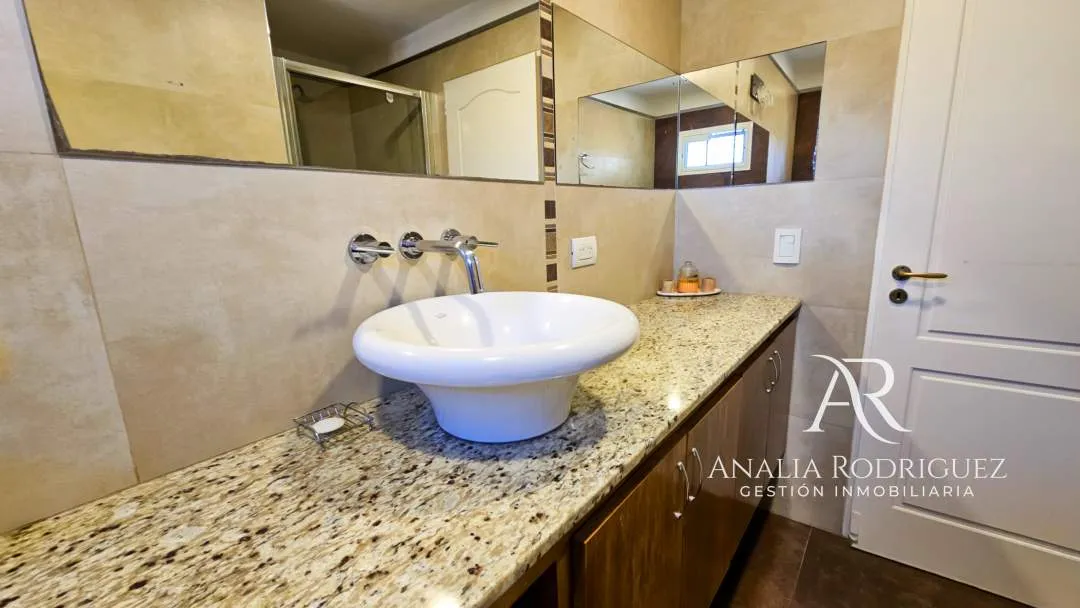 VENTA - CASA DE 4 AMBIENTES SOBRE LOTE DE 573 m² - PILETA, DEPENDENCIA, GRAN PARQUE Y COCHERAS – BELEN DE ESCOBAR