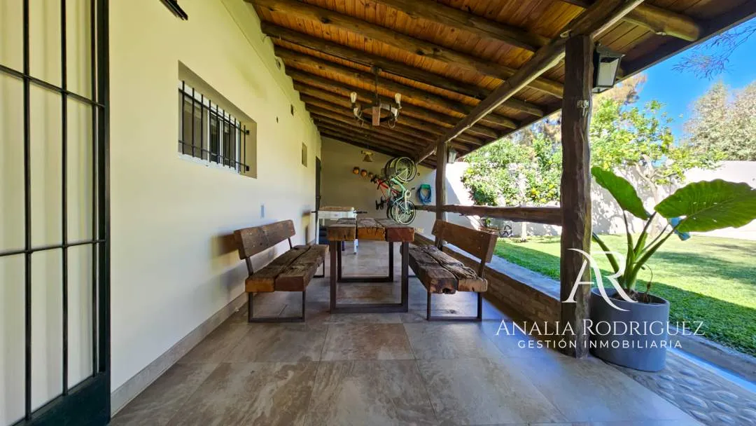 VENTA - CASA DE 4 AMBIENTES SOBRE LOTE DE 573 m² - PILETA, DEPENDENCIA, GRAN PARQUE Y COCHERAS – BELEN DE ESCOBAR
