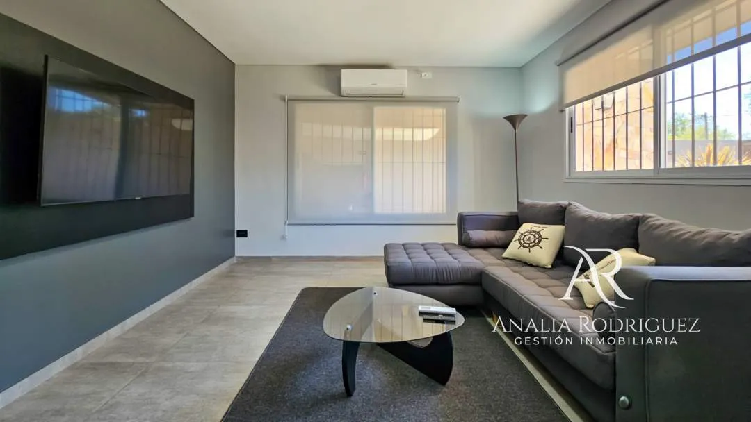 VENTA - CASA DE 4 AMBIENTES SOBRE LOTE DE 573 m² - PILETA, DEPENDENCIA, GRAN PARQUE Y COCHERAS – BELEN DE ESCOBAR