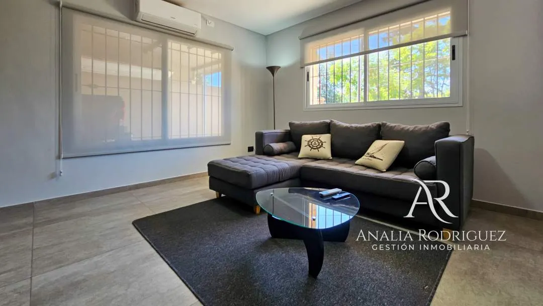 VENTA - CASA DE 4 AMBIENTES SOBRE LOTE DE 573 m² - PILETA, DEPENDENCIA, GRAN PARQUE Y COCHERAS – BELEN DE ESCOBAR