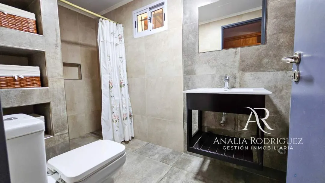 VENTA - CASA DE 4 AMBIENTES SOBRE LOTE DE 573 m² - PILETA, DEPENDENCIA, GRAN PARQUE Y COCHERAS – BELEN DE ESCOBAR